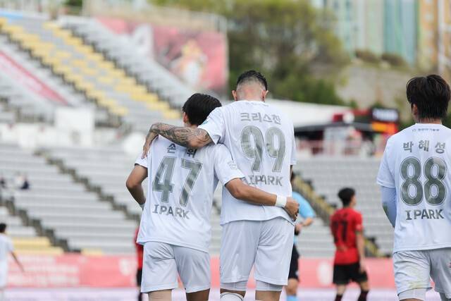 [BE.현장] 3년 만에 5연승 폭발+조성환 감독 부임 후 최다 연승…부산, 경남 2-1로 잡고 K리그2 선두 도약