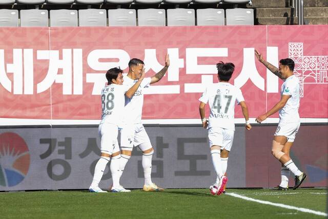 [BE.현장] 3년 만에 5연승 폭발+조성환 감독 부임 후 최다 연승…부산, 경남 2-1로 잡고 K리그2 선두 도약