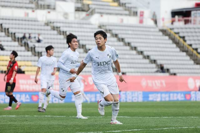 [BE.현장] 3년 만에 5연승 폭발+조성환 감독 부임 후 최다 연승…부산, 경남 2-1로 잡고 K리그2 선두 도약