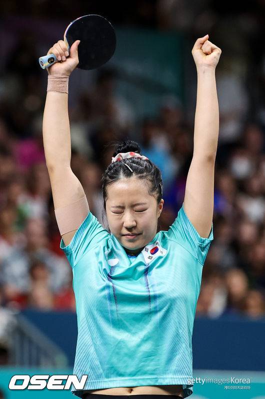 '상대 전적 전패 악몽 지웠다' 신유빈, 중국 3위 잡았다→경기 내용도 11-0 압도…월드컵 4강 진출