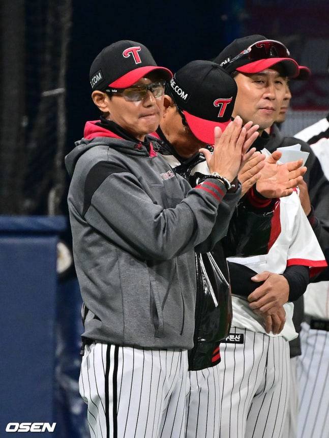 '0:4→6:4 대역전극' 염경엽은 LG팬부터 챙겼다