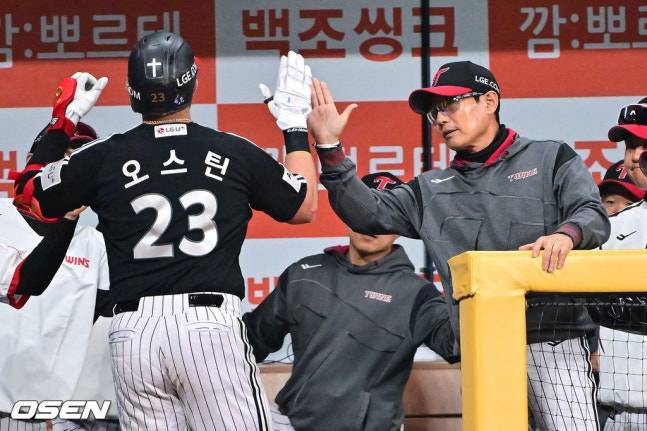 '0:4→6:4 대역전극' 염경엽은 LG팬부터 챙겼다