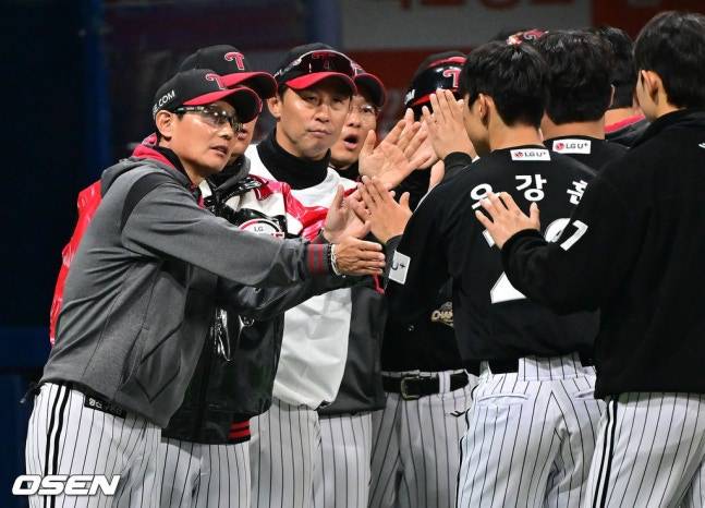 '0:4→6:4 대역전극' 염경엽은 LG팬부터 챙겼다