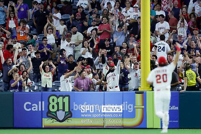 야구장에 도둑이 활개쳐도 되나…한때 천재 유망주였던 그 선수, 하루에 3개나 훔쳤다