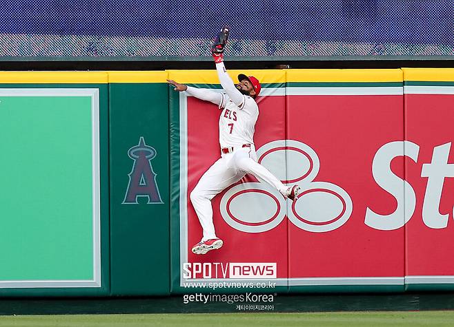 야구장에 도둑이 활개쳐도 되나…한때 천재 유망주였던 그 선수, 하루에 3개나 훔쳤다