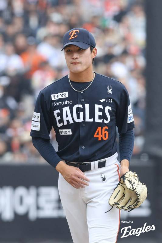 볼넷 남발 자멸→헤드샷 퇴장까지… 한화 유망주 악몽의 날, 8점 열세에서 정우주를 써야 했다니