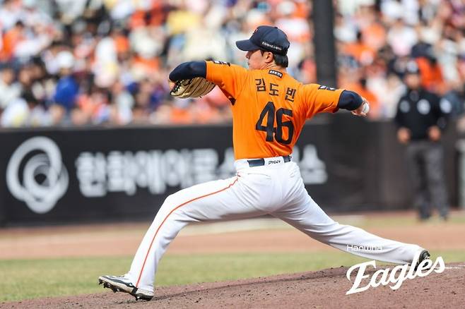 볼넷 남발 자멸→헤드샷 퇴장까지… 한화 유망주 악몽의 날, 8점 열세에서 정우주를 써야 했다니