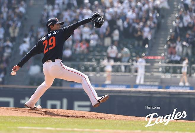 한화, '리틀류현진' 왜 '5회 72구' 내렸을까?…대패 속 희망 남겼다→