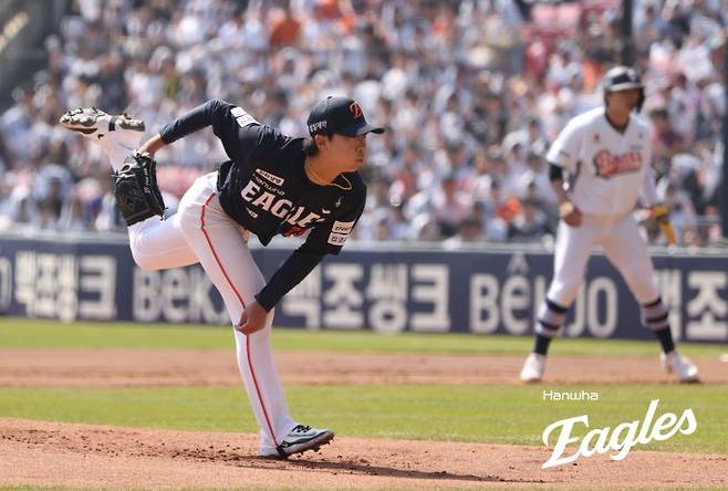 한화, '리틀류현진' 왜 '5회 72구' 내렸을까?…대패 속 희망 남겼다→