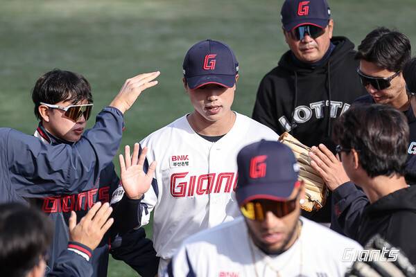 이젠 하다하다 피치클락 위반으로 지냐...홈 개막시리즈 다 내준 롯데, 6연패로 최하위 추락