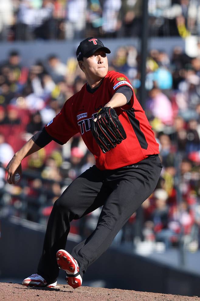 '대역전패 악몽' KIA 역대 1위 클로저, '직구 맞짱' 이걸 원했다 …