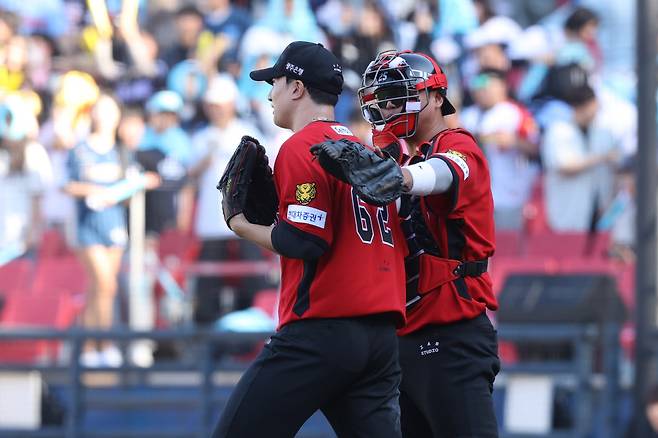 '대역전패 악몽' KIA 역대 1위 클로저, '직구 맞짱' 이걸 원했다 …