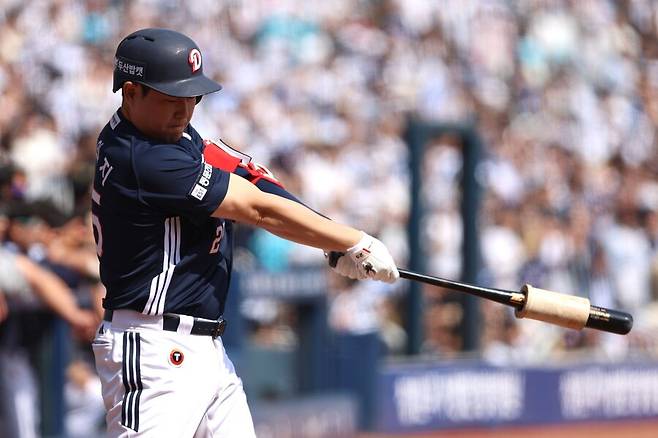 '연봉 42억 껑충' 그런데 타율 6푼9리 무슨 일인가…KBO 최초 대기록 주인공의 믿기 어려운 현실