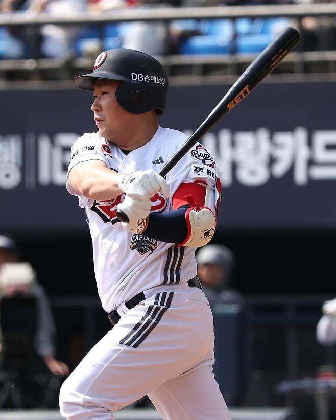 '연봉 42억 껑충' 그런데 타율 6푼9리 무슨 일인가…KBO 최초 대기록 주인공의 믿기 어려운 현실