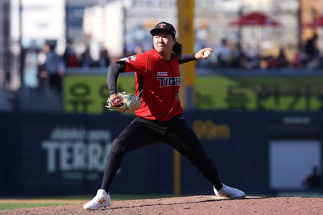 KIA 20억 FA 이적생, 4할 타자 잡고 '시즌 첫 홀드'…