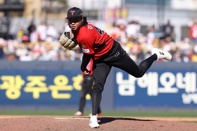 KIA 20억 FA 이적생, 4할 타자 잡고 '시즌 첫 홀드'…