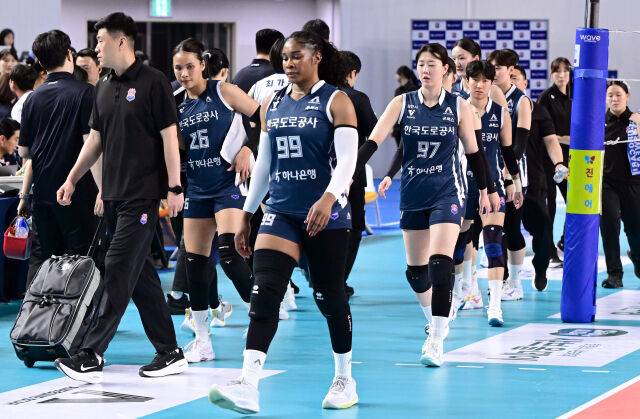 '1위의 자멸' 한국도로공사, 사람을 버리고 얻은 것은 전패뿐이었다 [유진형의 현장 1mm]