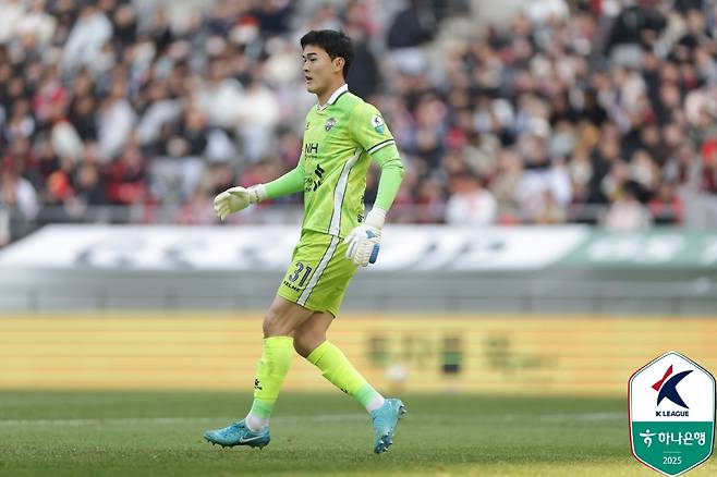 공만 잡아도 쏟아진 '거센 야유'... 인천 물병투척 '악연' 백종범