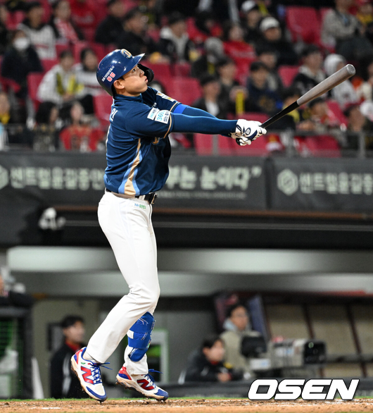 미래는 40홈런 대형유격수인가, '2홈런' 19살 슈퍼루키에 흠뻑 빠진 이호준