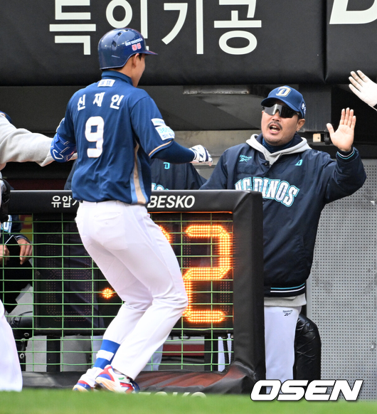 미래는 40홈런 대형유격수인가, '2홈런' 19살 슈퍼루키에 흠뻑 빠진 이호준