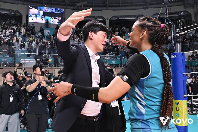 “난 형편없는 감독이었다”… 아니, GS칼텍스의 6전 전승 무결점 우승은 이영택 감독·각본, 실바 주연의 ‘명장 비긴즈’ 영화 한 편이었다 [남정훈의 오버 더 네트]