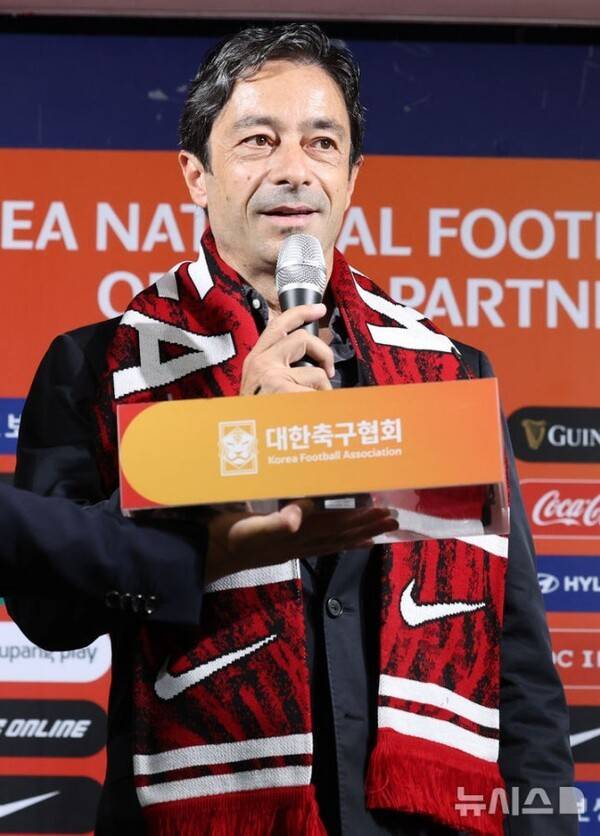 홍명보 감독은 뭐하나? '오른팔' 아로소 코치가 밝힌 역할 분담...