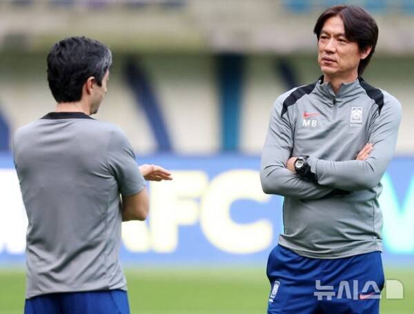 홍명보 감독은 뭐하나? '오른팔' 아로소 코치가 밝힌 역할 분담...