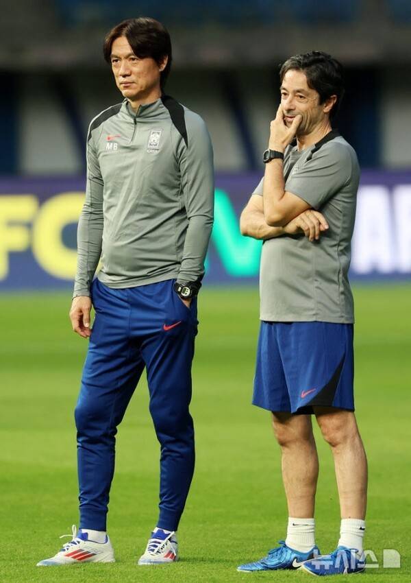 홍명보 감독은 뭐하나? '오른팔' 아로소 코치가 밝힌 역할 분담...