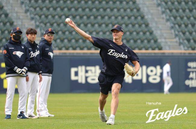 한화 제안→합류까지 단 5일, 대전예수의 길 걷나…김경문 감독