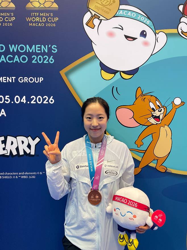 '한국 女 선수 최초' 신유빈, 3대 메이저 대회 월드컵 메달…세계 3위 꺾었지만 2위에는 석패