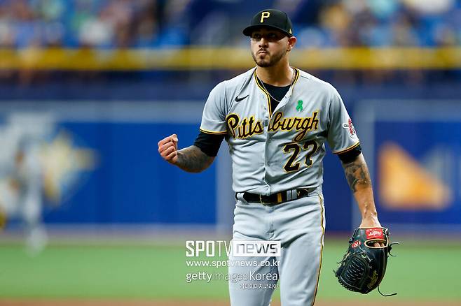 롯데 팬들의 금지어, 왜 롯데서는 이렇게 못 던졌나… 한국서 못 봤던 경기력, 부활 신호탄 쏘나