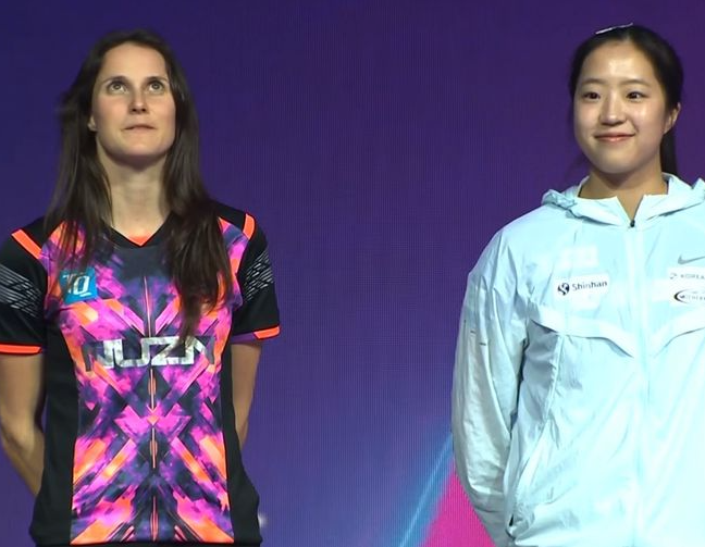 모두에게 사랑 받는 '삐약이' 신유빈, 中 1위-2위와 찰칵