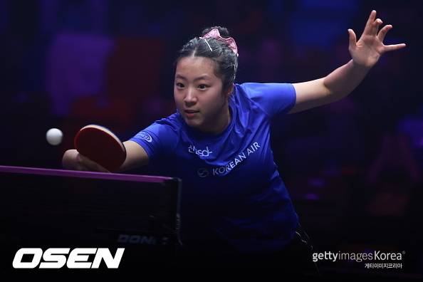 모두에게 사랑 받는 '삐약이' 신유빈, 中 1위-2위와 찰칵