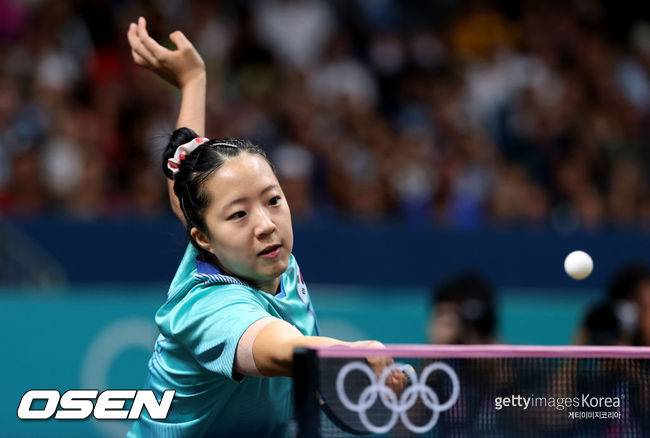 모두에게 사랑 받는 '삐약이' 신유빈, 中 1위-2위와 찰칵