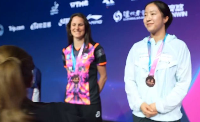 모두에게 사랑 받는 '삐약이' 신유빈, 中 1위-2위와 찰칵