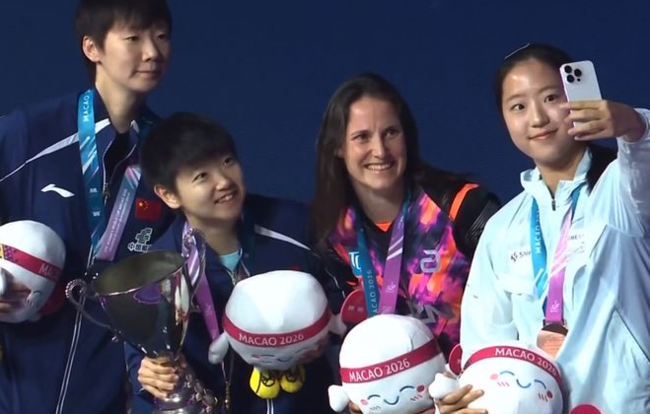 모두에게 사랑 받는 '삐약이' 신유빈, 中 1위-2위와 찰칵