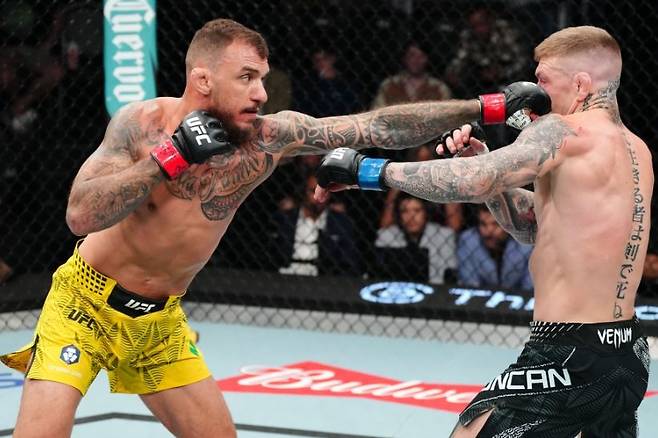 무려 4명 응급실 이송, 어떻게 이런 일이…격투기에 '사커킥' 왜 나오나→UFC 베가스 '역대급 난타전' 후폭풍 거세다