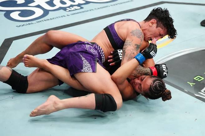 무려 4명 응급실 이송, 어떻게 이런 일이…격투기에 '사커킥' 왜 나오나→UFC 베가스 '역대급 난타전' 후폭풍 거세다