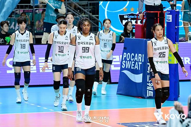 ‘구단이 엎은 잔칫상, 빛바랜 투혼’ 프로를 망각한 도로공사, 씁쓸한 ‘봄 배구’ 퇴장