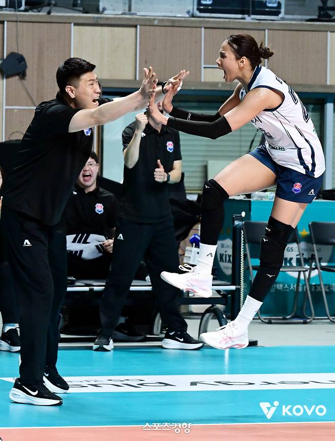 ‘구단이 엎은 잔칫상, 빛바랜 투혼’ 프로를 망각한 도로공사, 씁쓸한 ‘봄 배구’ 퇴장