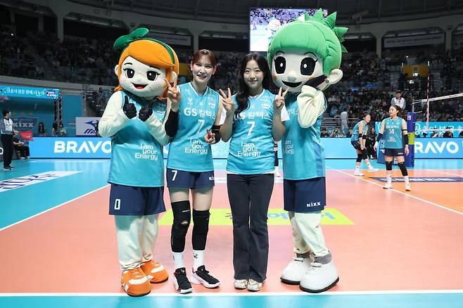 한국에 첫 WC 女 단식 메달 안긴 신유빈, 입상 후 GS칼텍스 세터 안혜진 찾은 사연은?