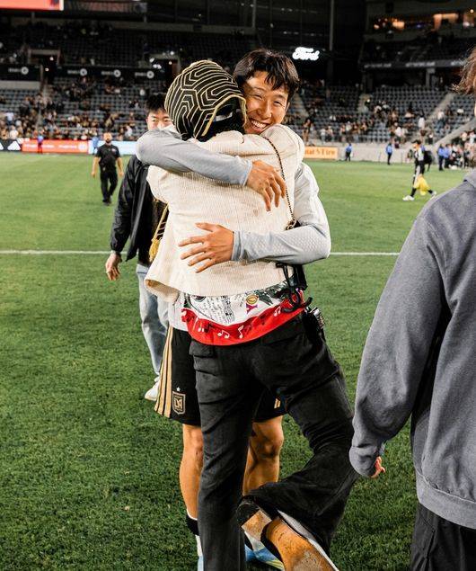 손흥민 '4도움' 폭발하자 지드래곤이 달려왔다...LA서 포옹한 '월드 클래스'