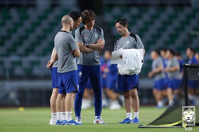 “韓, 낮은 레벨 뛰는 선수 많아…” 홍명보 감독은 바지감독 ‘논란’ “훈련-모델은 내가” 문제됐던 아로소 수석코치 인터뷰 삭제 엔딩 “홍명보 감독은 흔치 않은 리더” 해명