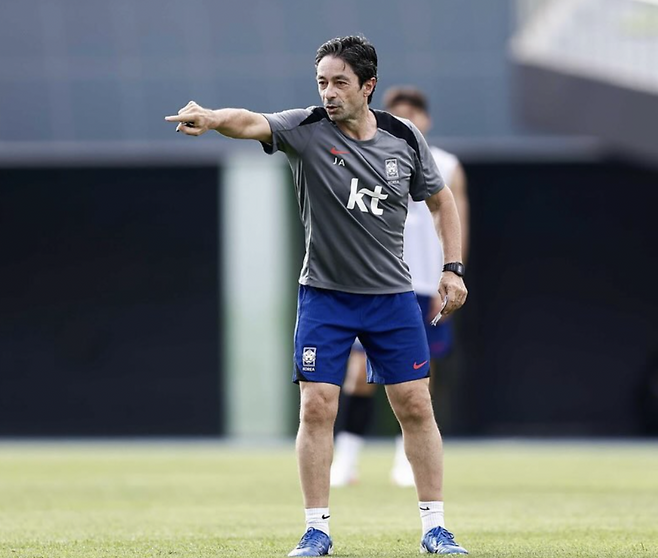 “韓, 낮은 레벨 뛰는 선수 많아…” 홍명보 감독은 바지감독 ‘논란’ “훈련-모델은 내가” 문제됐던 아로소 수석코치 인터뷰 삭제 엔딩 “홍명보 감독은 흔치 않은 리더” 해명