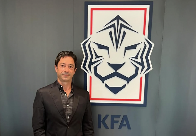 “韓, 낮은 레벨 뛰는 선수 많아…” 홍명보 감독은 바지감독 ‘논란’ “훈련-모델은 내가” 문제됐던 아로소 수석코치 인터뷰 삭제 엔딩 “홍명보 감독은 흔치 않은 리더” 해명