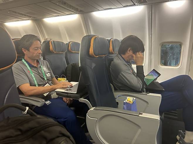 “韓, 낮은 레벨 뛰는 선수 많아…” 홍명보 감독은 바지감독 ‘논란’ “훈련-모델은 내가” 문제됐던 아로소 수석코치 인터뷰 삭제 엔딩 “홍명보 감독은 흔치 않은 리더” 해명