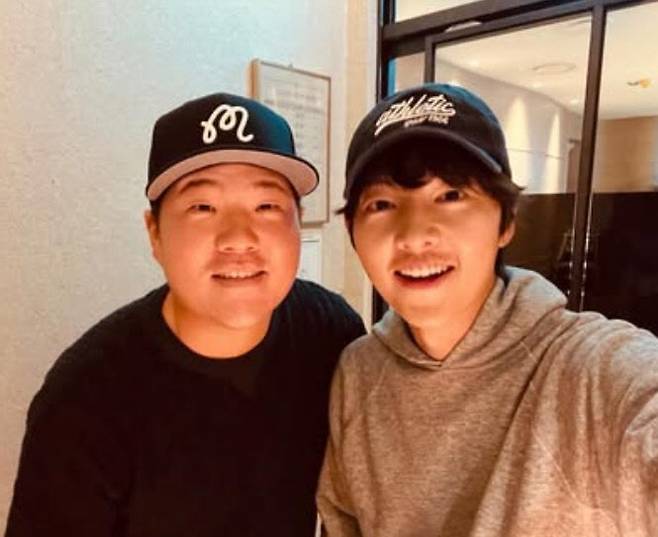 배우 송중기, 임성재 캐디로 깜짝 변신...마스터스 파3 콘테스트 출격