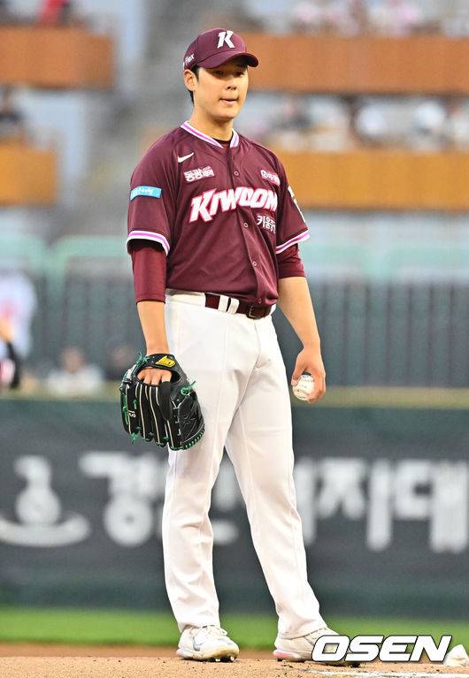 ‘계약금 5억 안겼는데’ 전체 1순위 좌완, 1G 뛰고 부상 아웃...팔꿈치 굴곡근 부분 손상→일단 4주 쉰다 [오!쎈 잠실]