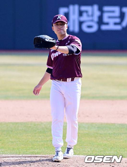 ‘계약금 5억 안겼는데’ 전체 1순위 좌완, 1G 뛰고 부상 아웃...팔꿈치 굴곡근 부분 손상→일단 4주 쉰다 [오!쎈 잠실]