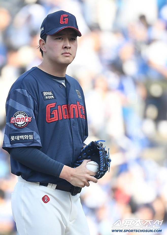 '폭투 1위' 롯데, 아군 위협하는 포크볼 → 김태형 감독 진단은